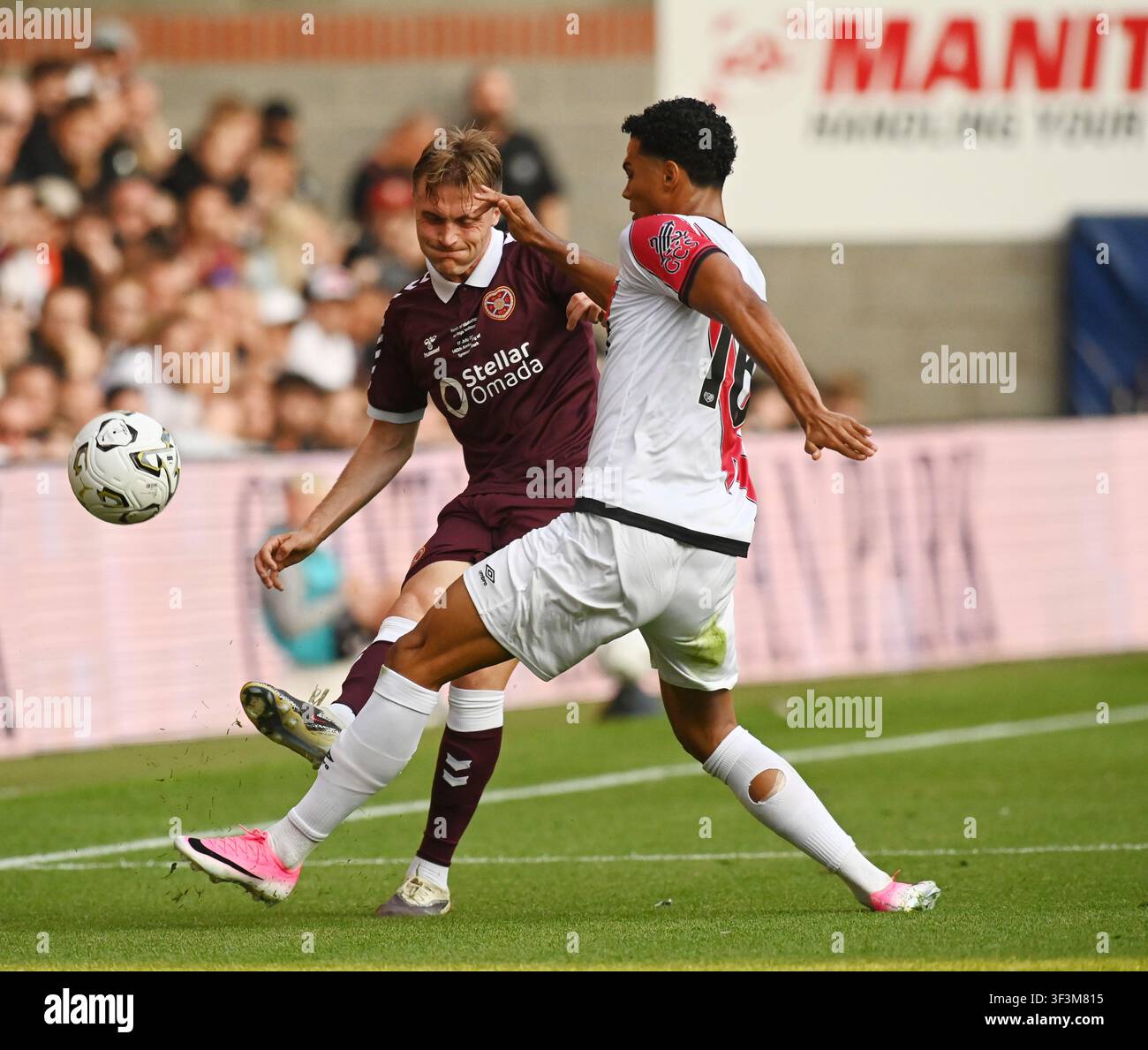 Tynecastle Park. Edinburgh.Schottland.VK. 17. Juli 26. Vorsaison-Freundschaftsspiel Hearts gegen Rayo Vallecano Christian Borchgrevink von Hearts klärt den Ball Stockfoto