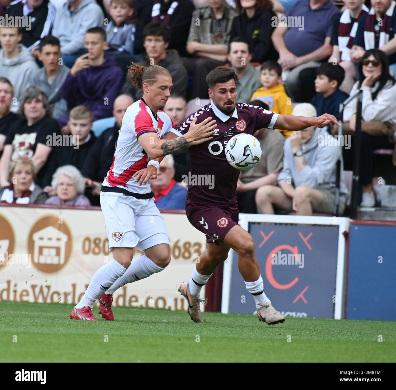 Tynecastle Park. Edinburgh.Schottland.VK. 17. Juli 26. Vorsaison-Freundschaftsspiel Hearts gegen Rayo Vallecano. Marco de las Sias von Rayo Vallecano kämpft Stockfoto