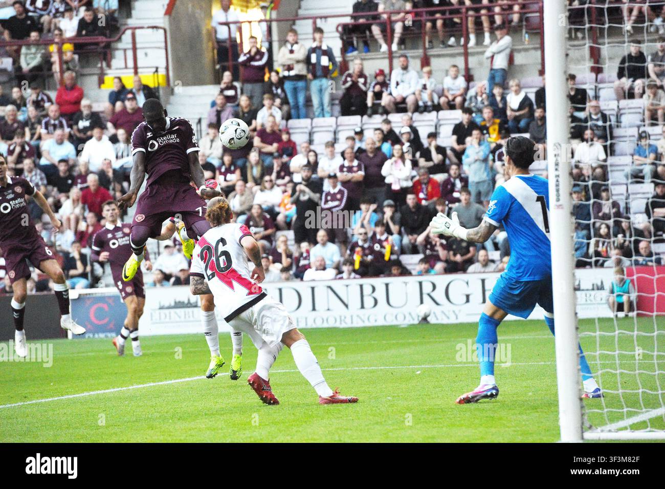 Tynecastle Park. Edinburgh.Schottland.VK. 17. Juli 26. Vorsaison-Freundschaftsspiel Hearts gegen Rayo Vallecano. Amadou Ba-Sy von Hearts köpft den Siegestreffer Stockfoto