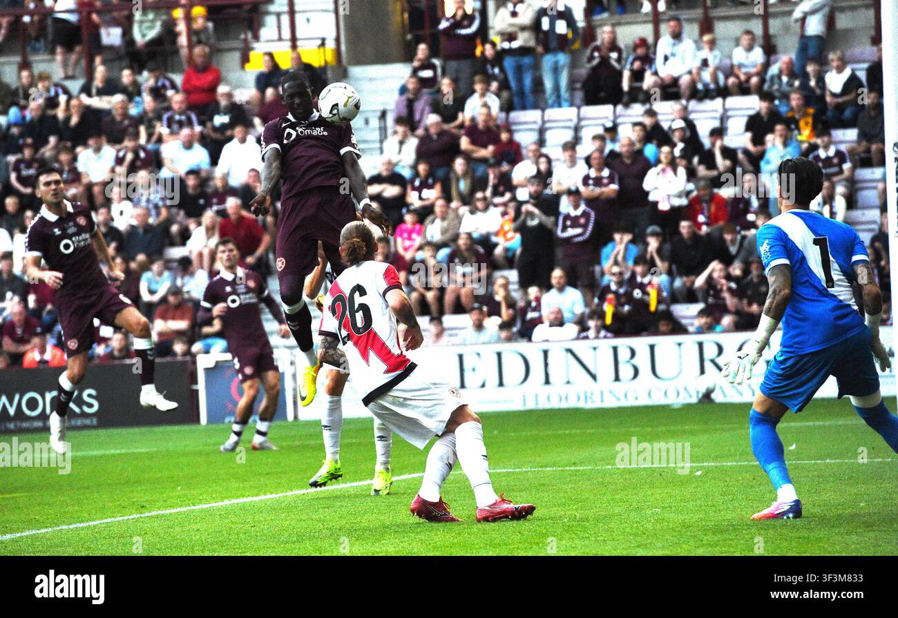 Tynecastle Park. Edinburgh.Schottland.VK. 17. Juli 26. Vorsaison-Freundschaftsspiel Hearts gegen Rayo Vallecano. Amadou Ba-Sy von Hearts köpft den Siegestreffer Stockfoto