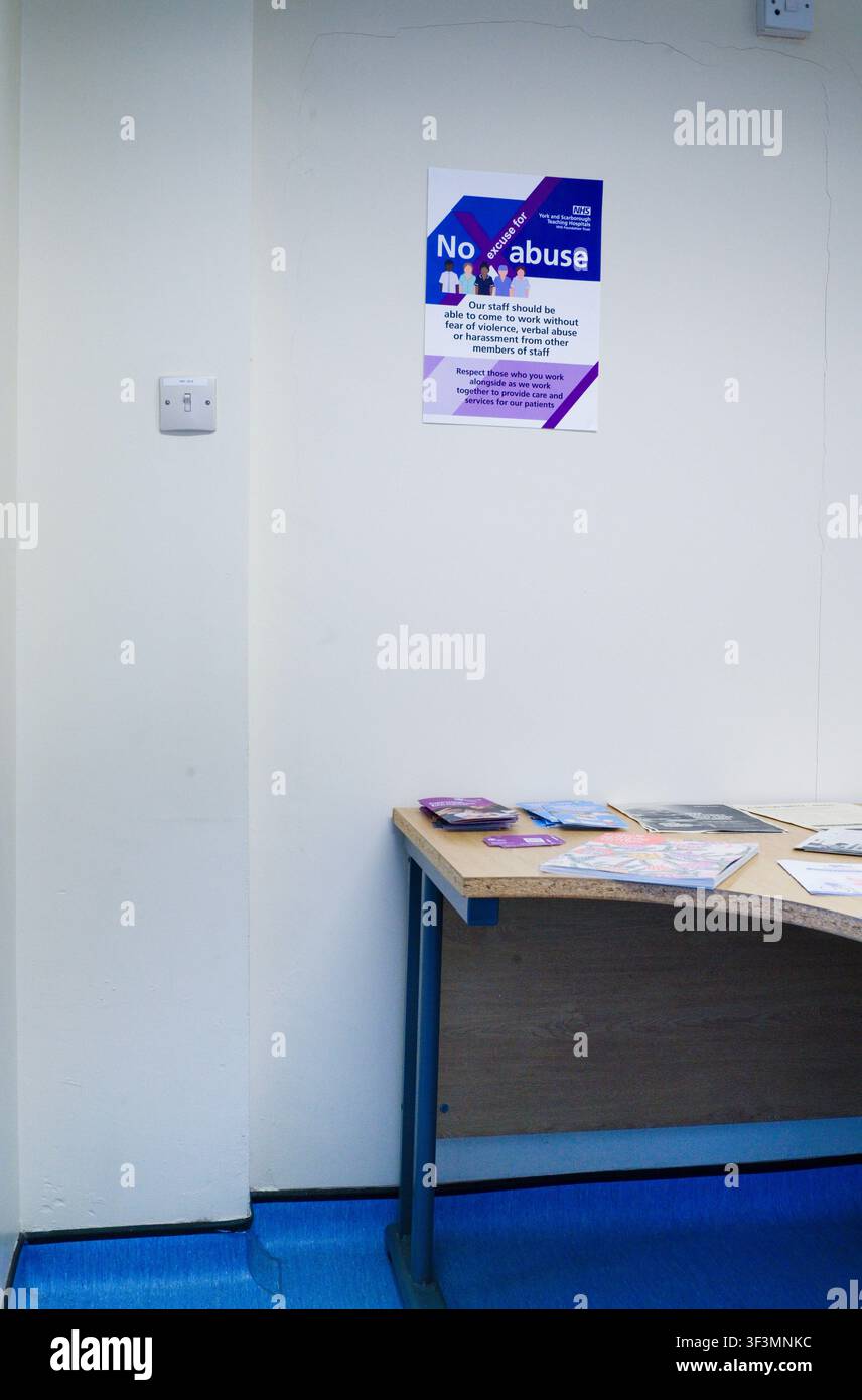 Keine Belästigung durch andere Mitarbeiter im Wartezimmer des NHS Stockfoto