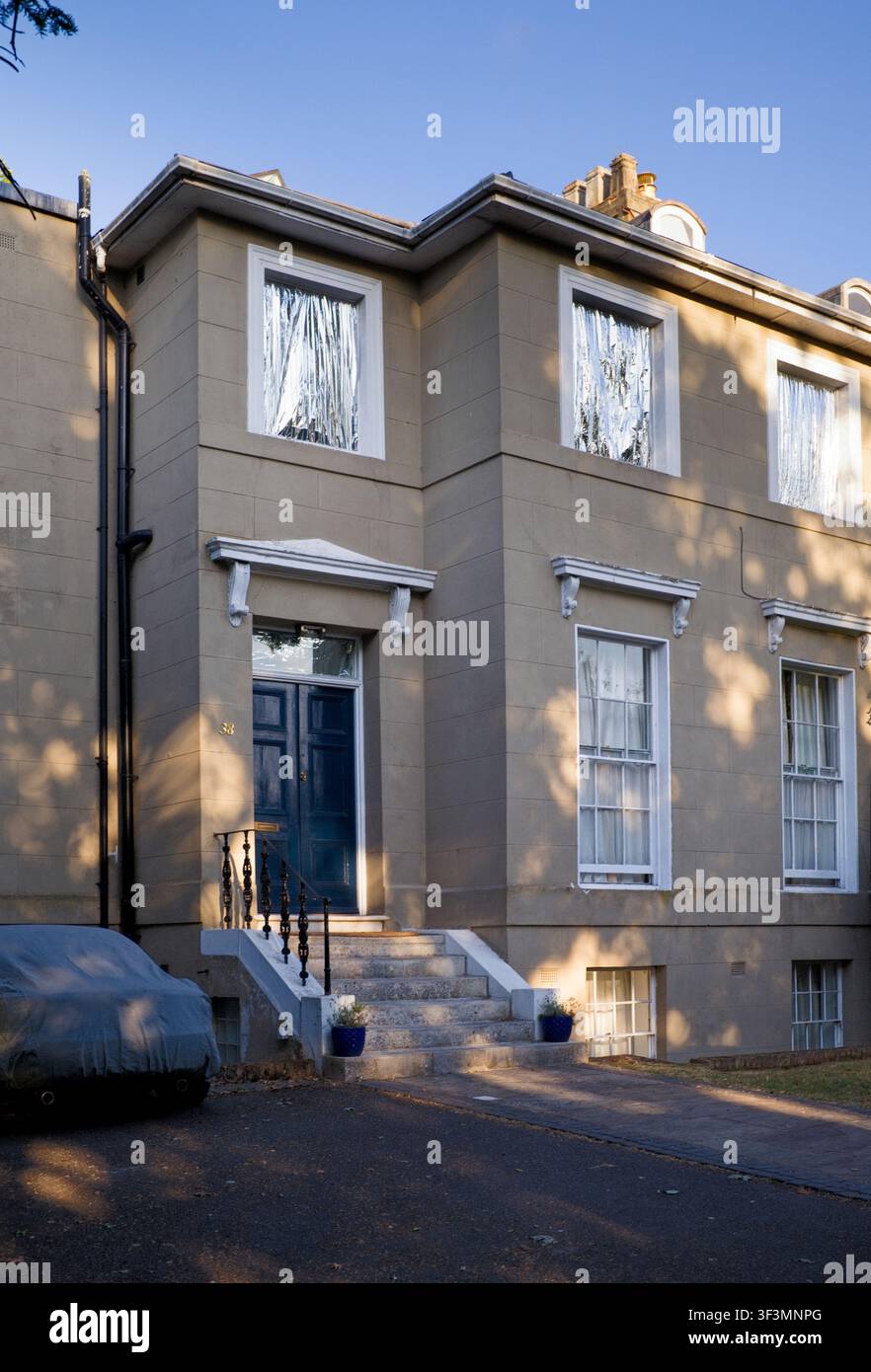 Haus in Surbiton mit Folie an den Fenstern während einer Hitzewelle Stockfoto