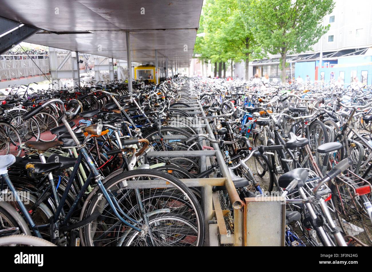 Amsterdam, Niederlande - 9. August 2008. Outdoor-Szene mit dem Fahrradparkplatz in der Nähe des Amsterdamer Hauptbahnhofs. Stockfoto
