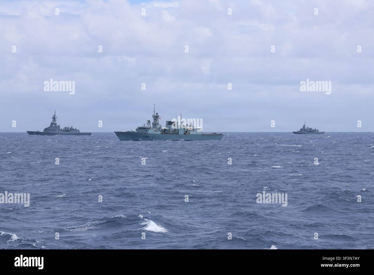 HMAS Sydney, ein Zerstörer der Hobart-Klasse der Königlich Australischen Marine, HMCS Ottawa, eine Fregatte der Halifax-Klasse der Königlich Kanadischen Marine, und ESPS Alvaro De Bazan, ein spanisches Marineschiff, segeln in Formation während der Übung Rim of the Pacific 2026, einer multinationalen Seemanöverübung, die vom 24. Juni bis zum 31. Juli 2026 in und um die Hawaii-Inseln stattfindet. Stockfoto