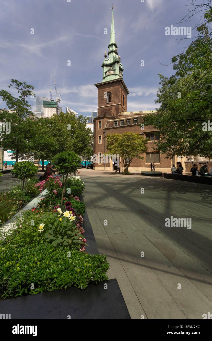 Besucher entspannen sich bei All Hallows by the Tower / Temple Place Stockfoto
