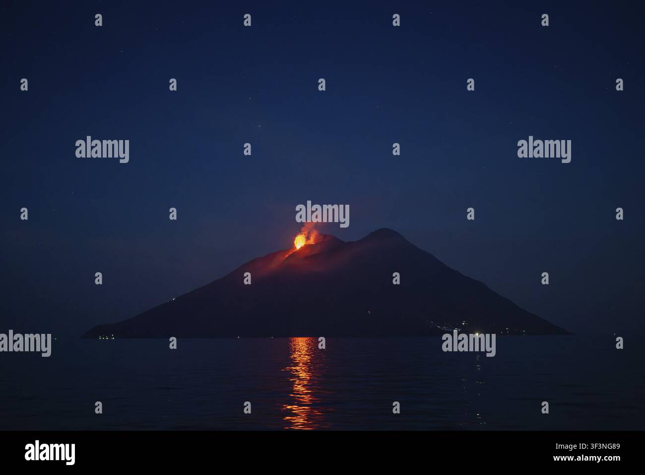 Vulkan mit Ausbruch und Lavafluss, der sich auf der Meeresoberfläche widerspiegelt, Stromboli-Vulkan, Mittelmeer-Leuchtturm, Äolische Inseln, Tyrrhenisches Meer Stockfoto