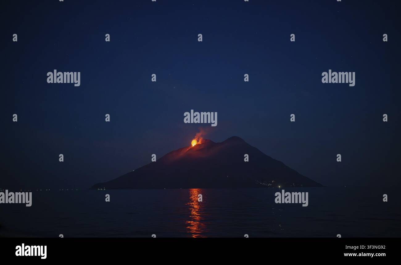 Vulkan mit Ausbruch und Lavafluss, der sich auf der Meeresoberfläche spiegelt, Stromboli-Vulkan, Stromboli, Äolische oder Liparische Inseln, Tyrrhenisches Meer, Sizilien, süd Stockfoto