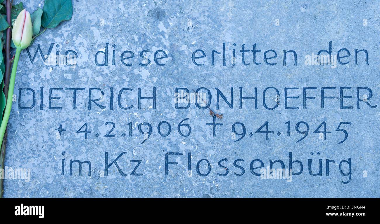 Nahaufnahme des Gedenksteins für Dietrich Bonhoeffer (1906–1945) am Familiengrab der Bonhoeffers auf dem Dorotheenstädtischen Friedhof. Stockfoto