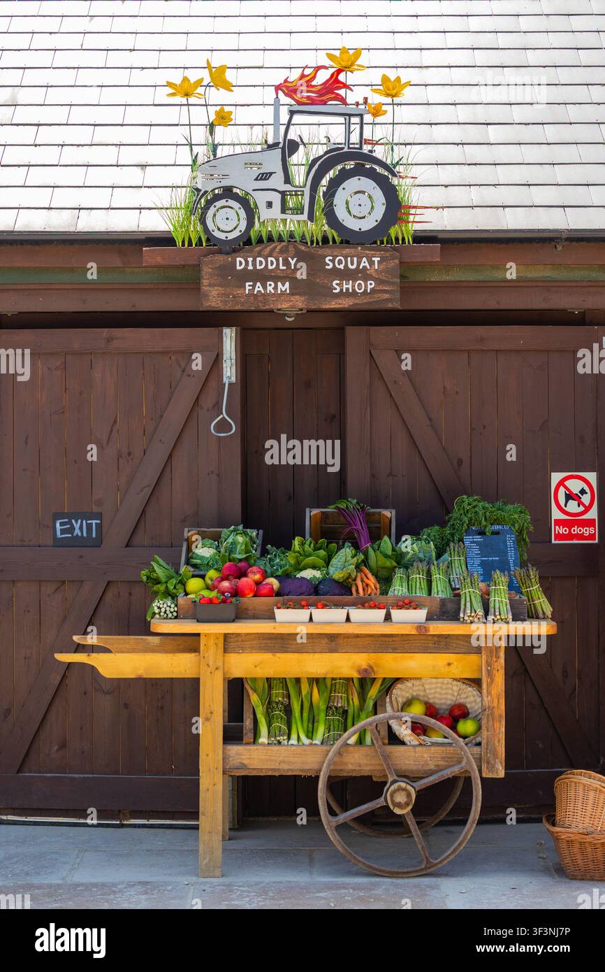 Cotswolds - 27. Mai 2026: Schild des Diddly Squat Farm Shop im Clarkson’s Farm Shop, Chipping Norton, England Stockfoto