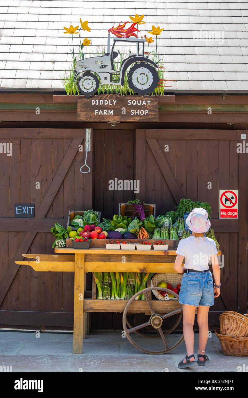 Cotswolds - 27. Mai 2026: Schild des Diddly Squat Farm Shop im Clarkson’s Farm Shop, Chipping Norton, England Stockfoto