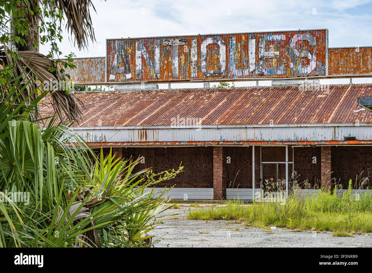 Das verlassene Sue's Antique Mall (oder Sue's Antiques) entlang der I-75 in Tifton, Georgia. (USA) Stockfoto