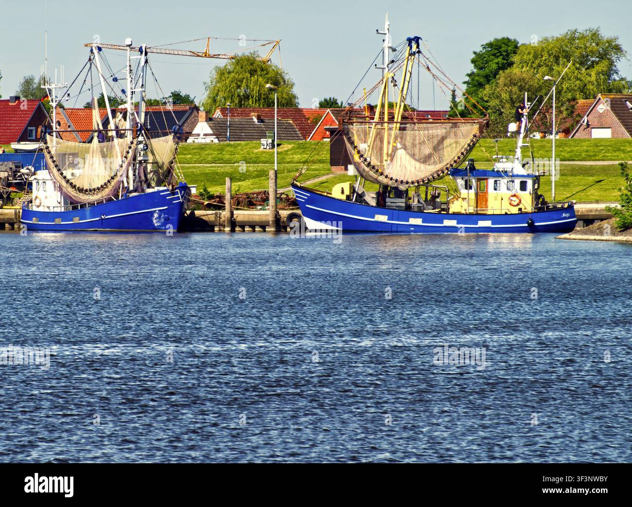 Greetsieler Krabbenfischerboote im Hafen vertäut, bereit für die Krabbenfischerei in der Nordsee und die traditionelle deutsche Küstenindustrie Stockfoto