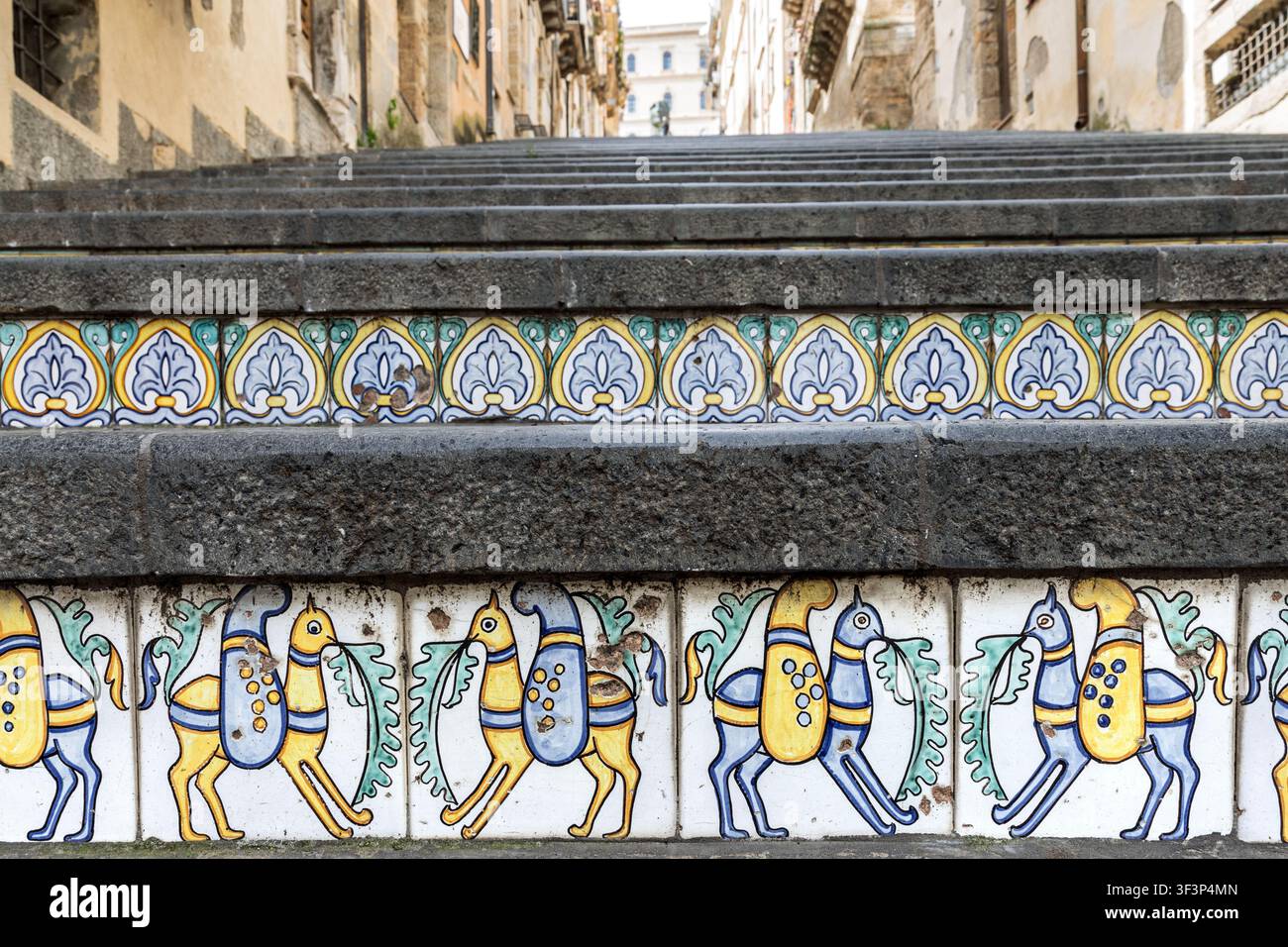 2 symmetrische Tiere, die sich gegenüberstehen, handbemalte Keramikstufen der Scala di Santa Maria del Monte in Caltagirone, Sizilien, Italien Stockfoto