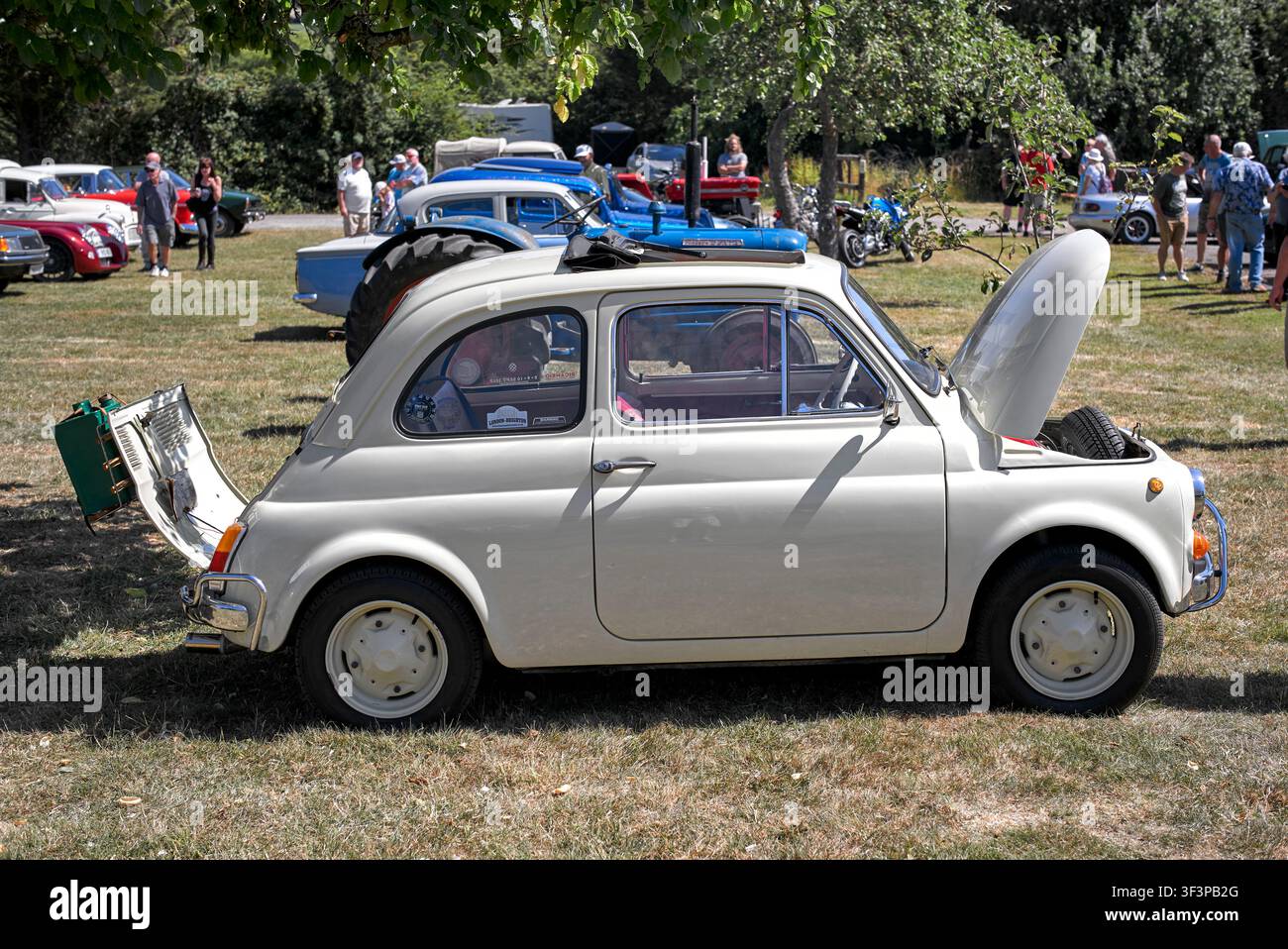 Klassischer Fiat 500 von 1971 in Creme. Vintage-italienisches Kleinwagen-Exponat auf einem Treffen eines britischen Oldtimer-Clubs. England, UK Stockfoto