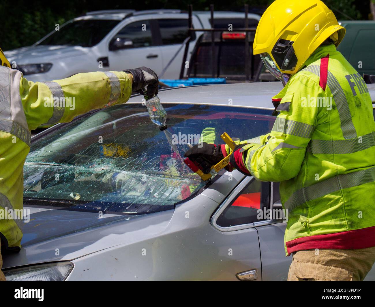 Notfalldienstkräfte üben Bergungstechniken und demonstrieren ihre Fähigkeiten bei Fahrzeugrettungseinsätzen mit spezialisierter Ausrüstung Stockfoto
