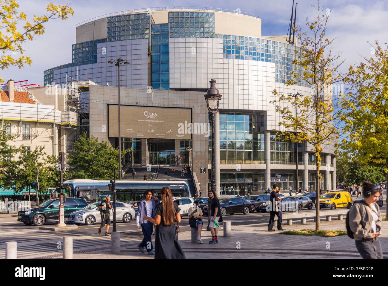 PARIS, FRANKREICH - 23. JULI 2026: Außenfassade des modernen Opernhauses Bastille am Place de la Bastille in Paris Stockfoto