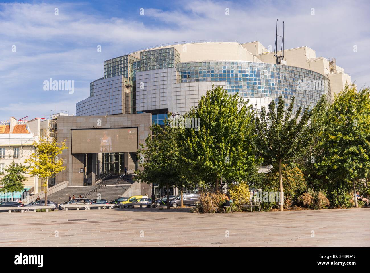 PARIS, FRANKREICH - 23. JULI 2026: Außenfassade des modernen Opernhauses Bastille am Place de la Bastille in Paris Stockfoto