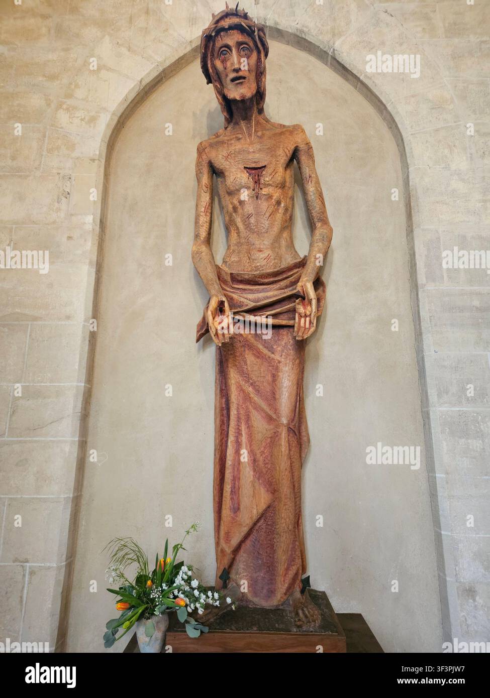 Gotisches Holzkreuz (ca. 1400) mit Darstellung des leidenden Christus, aus der Barfüßerkirche, Erfurt, Thüringen, Deutschland - Smartphone-aufgenommenes Stockfoto