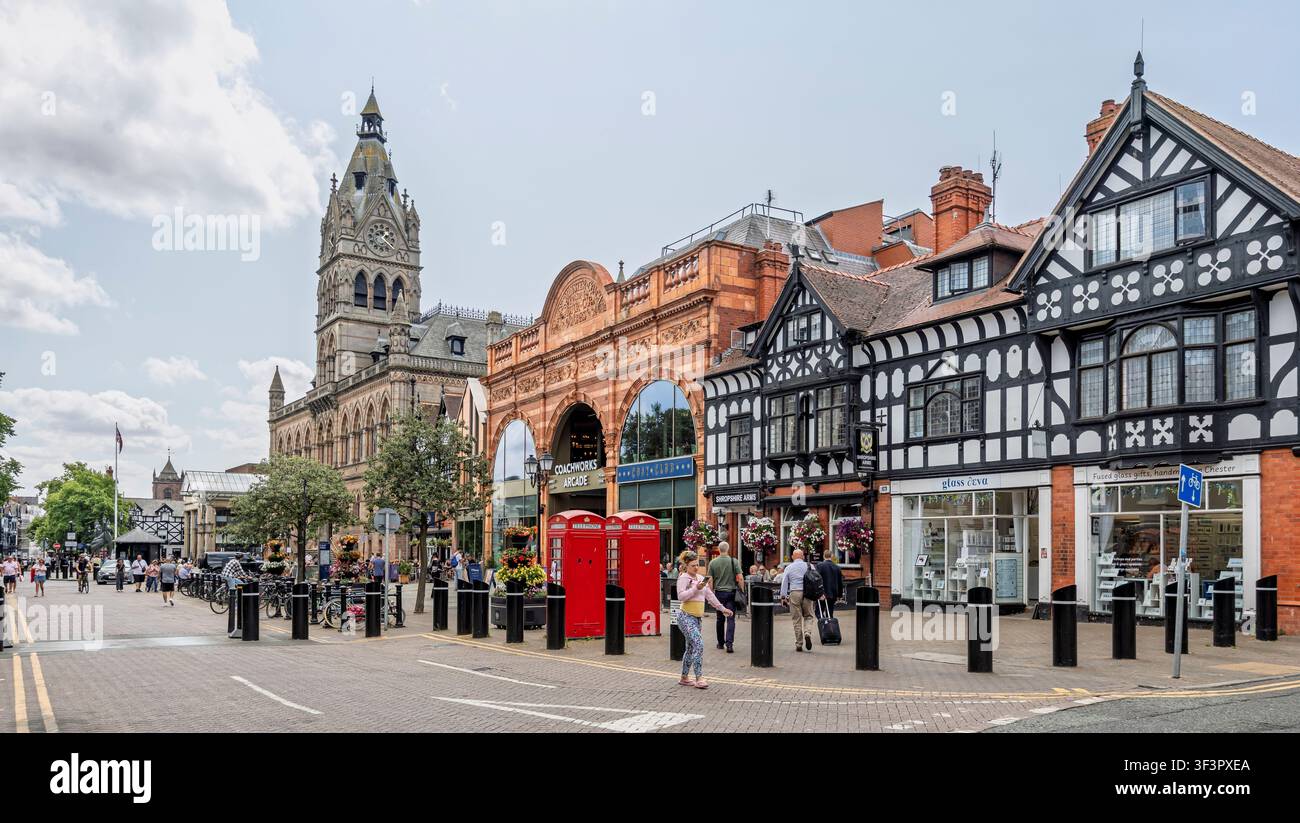 Chester Town Hall, Coachworks Arcade und Geschäfte entlang der Northgate Street, Chester, Cheshire, UK am 21. Juli 2026 Stockfoto