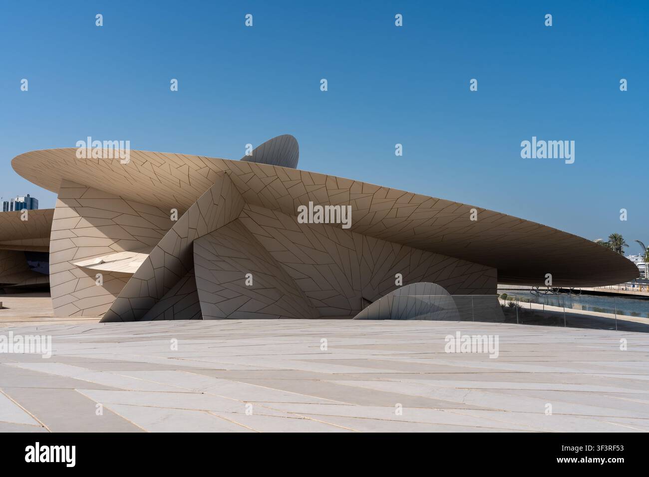 Doha, Katar - 14. Februar 2026: Eine Außenansicht der von der Wüstenrose inspirierten architektonischen Geometrie und der weitläufig ineinandergreifenden Scheiben des NMOQ. Stockfoto