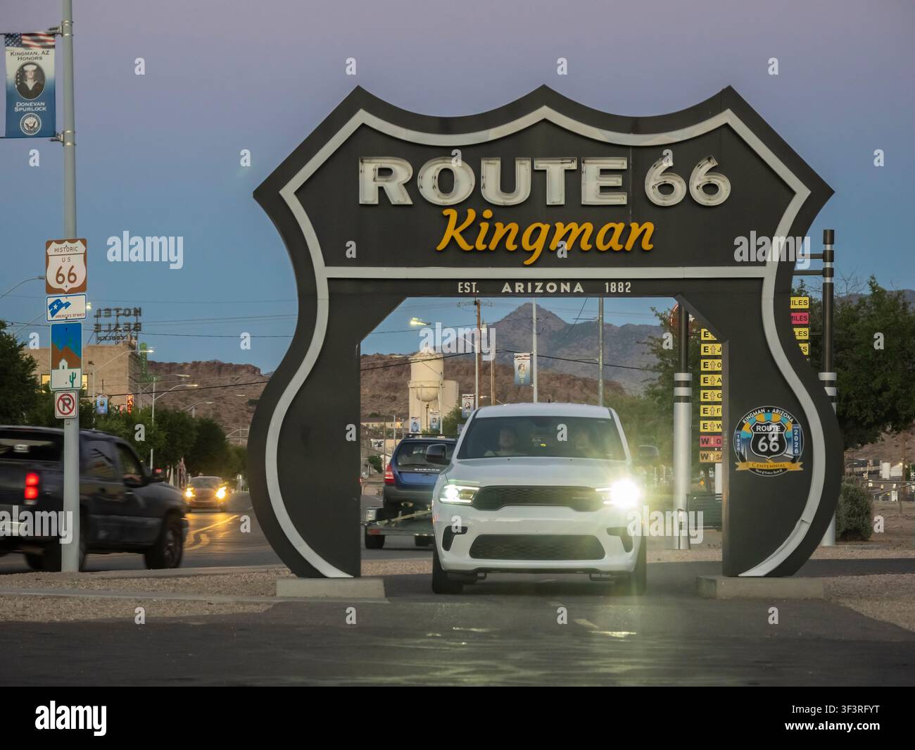Route 66 Drive-Thru Shield auf der Route 66 in Kingman, Arizona, USA Stockfoto