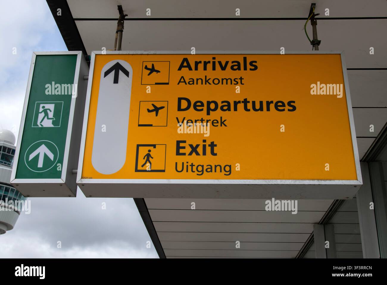 Wegweiser am Flughafen Schiphol, Niederlande, 23.07.2026 Stockfoto
