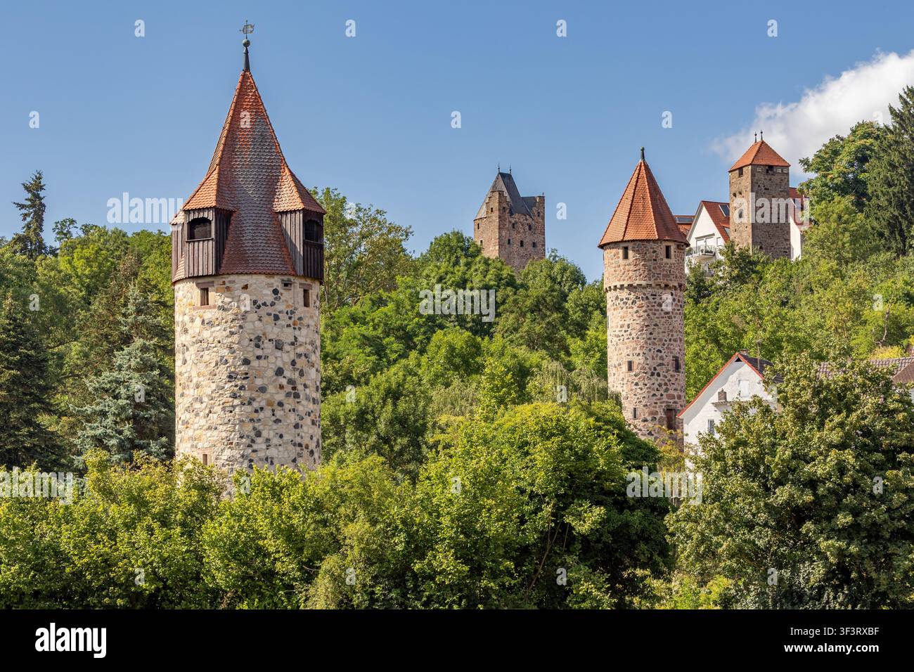 Pulpitturm, Grauer Turm, Winterturm und Frauenturm sind ehemalige Wachtürme im Westen der mittelalterlichen Altstadt von Fritzlar, Hessen, Deutschland Stockfoto