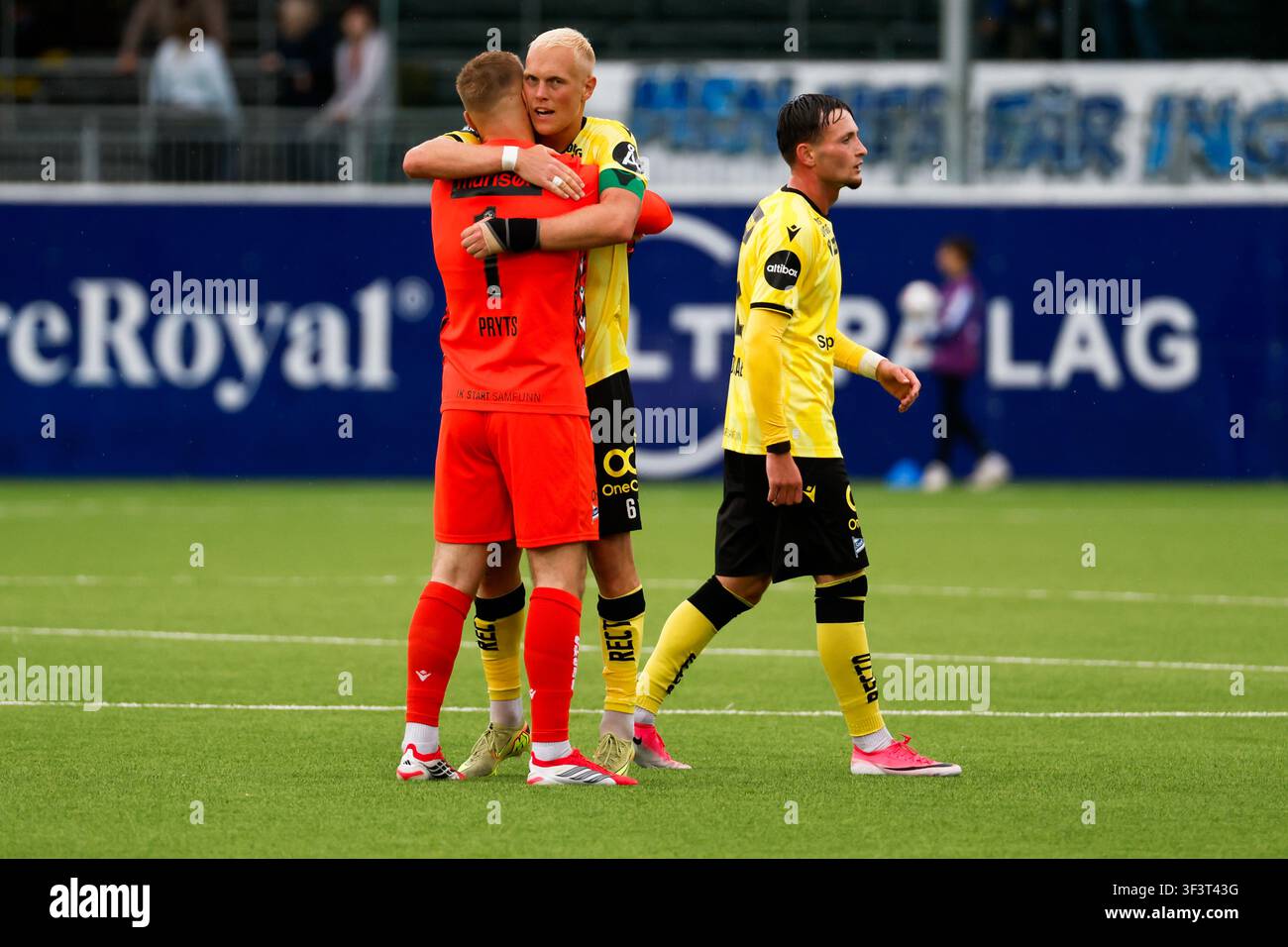 Kristiansund 20260725. Starts Torhüter Jacob Pryts und John Olav Norheim feiern nach dem Elite-Fußballspiel zwischen dem Kristiansund Ball Club und Start im Nordmøre-Stadion. Foto: Frederik Ringnes / NTB  Dieser Text wurde automatisch übersetzt Stockfoto