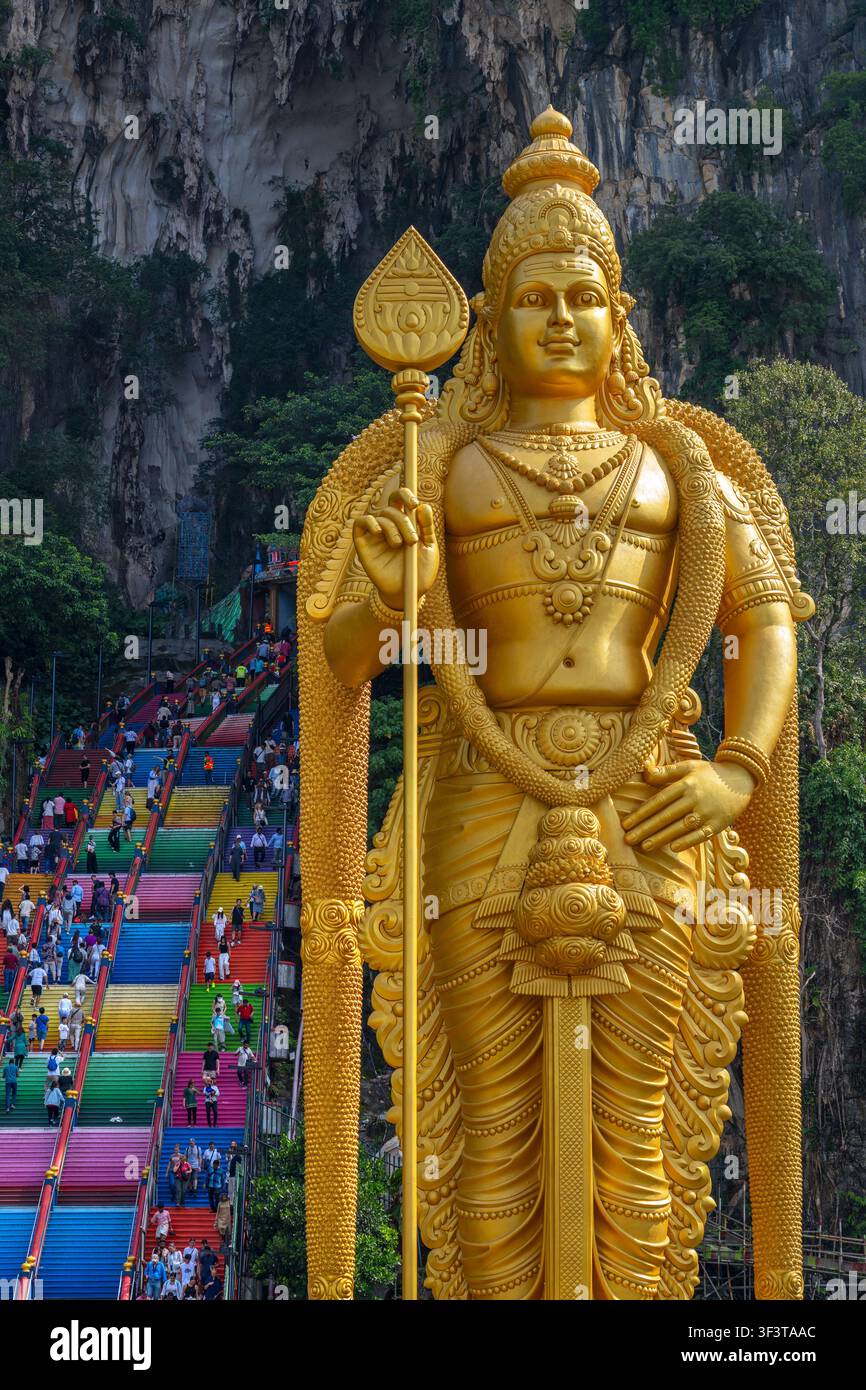 Statue des hinduistischen Gottes Murugan / Tugu Dewa Muruga am Eingang der Batu-Höhlen, Höhlenkomplex in Gombak, Selangor nahe Kuala Lumpur, Malaysia Stockfoto