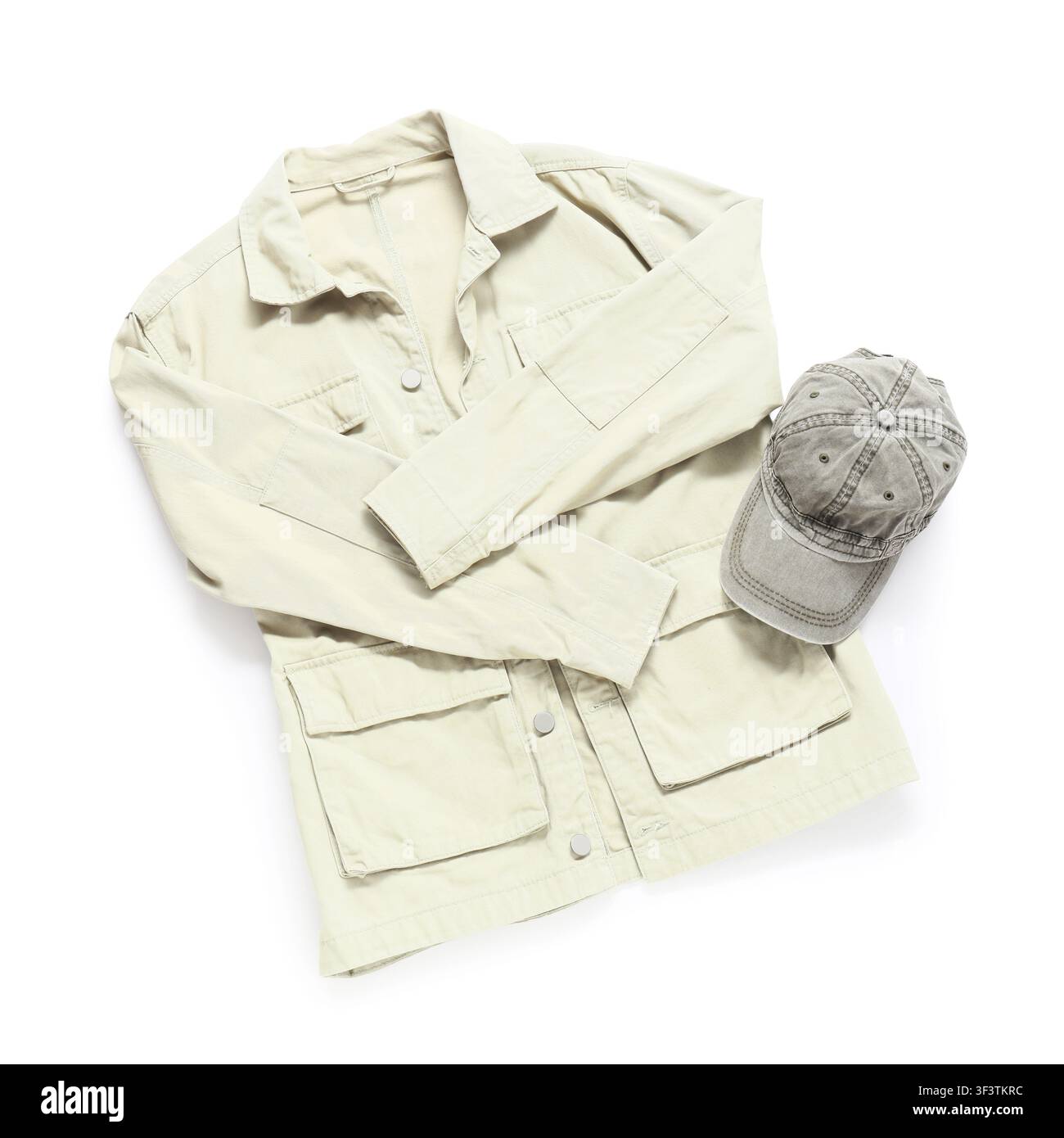 Beige Safari-Jacke und graue Baseballkappe, lässige Outdoor-Bekleidung für Reisen und Abenteuer, isoliert auf weißem Hintergrund Stockfoto
