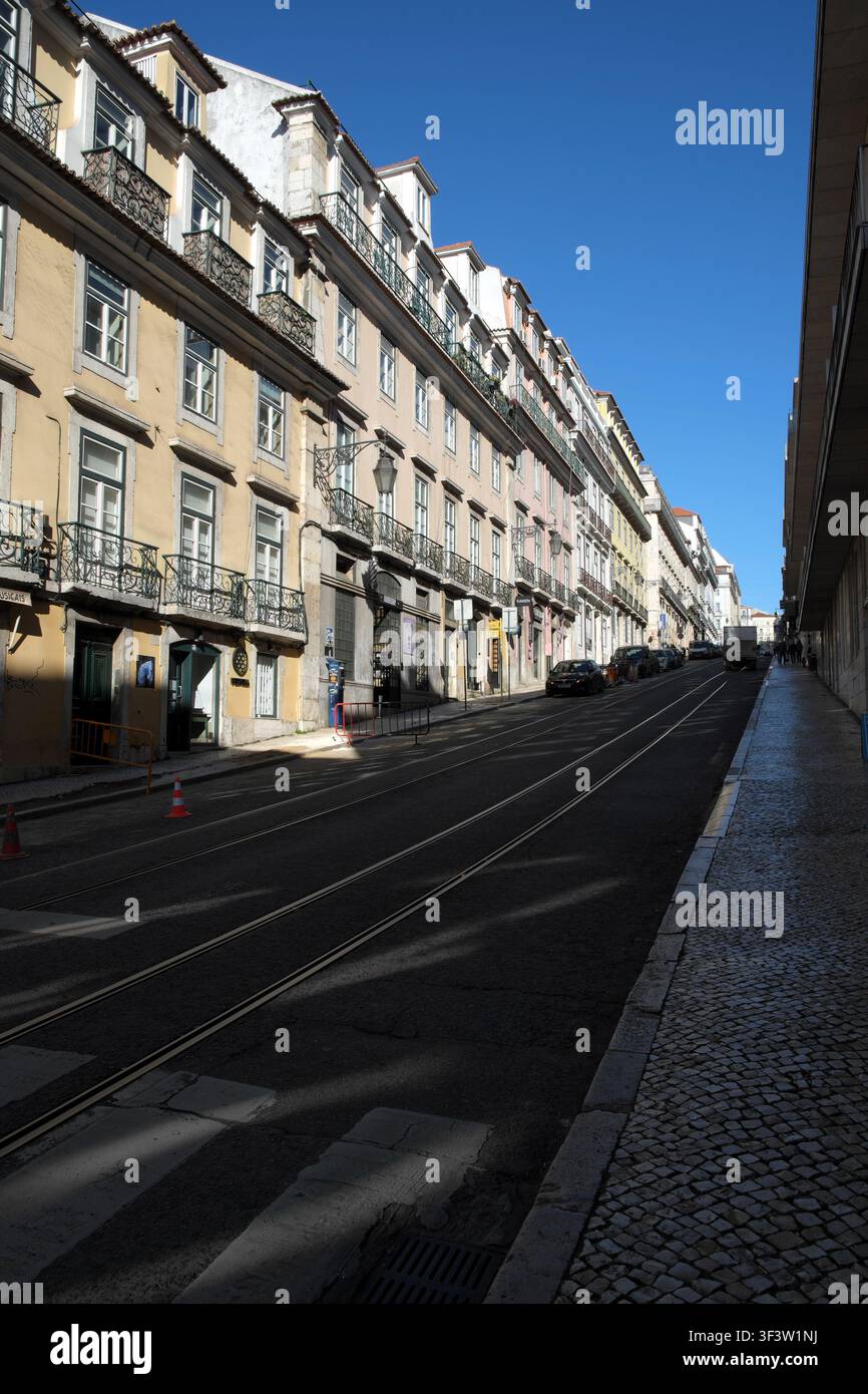 Steile Wohnstraße, Lissabon, Portugal. Stockfoto