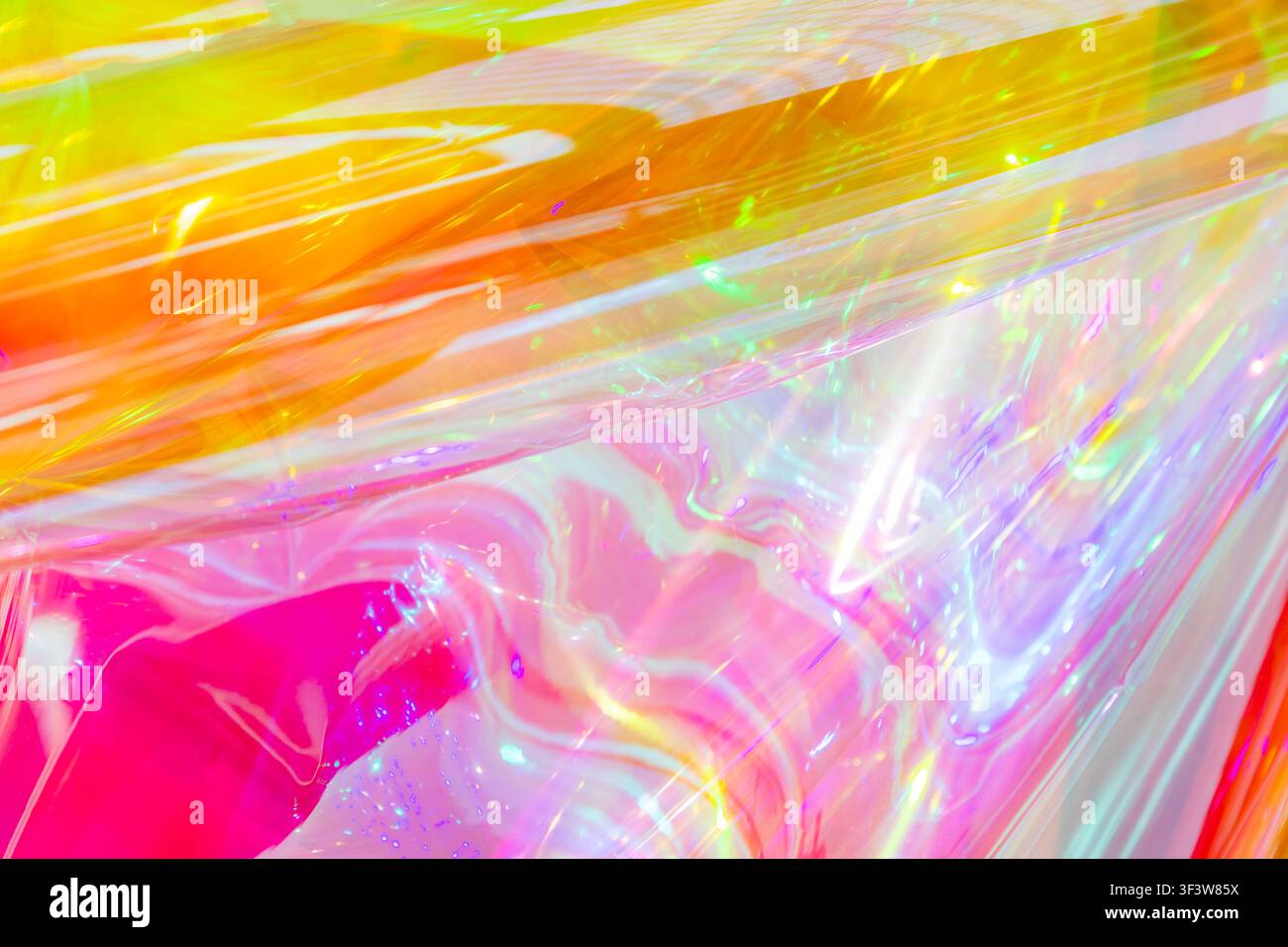 Lebendige holographische abstrakte Darstellung, die eine Symphonie aus Regenbogenfarben zeigt. Die glänzende, helle Oberfläche unterstreicht das dynamische Layout und schafft einen Blickfang Stockfoto
