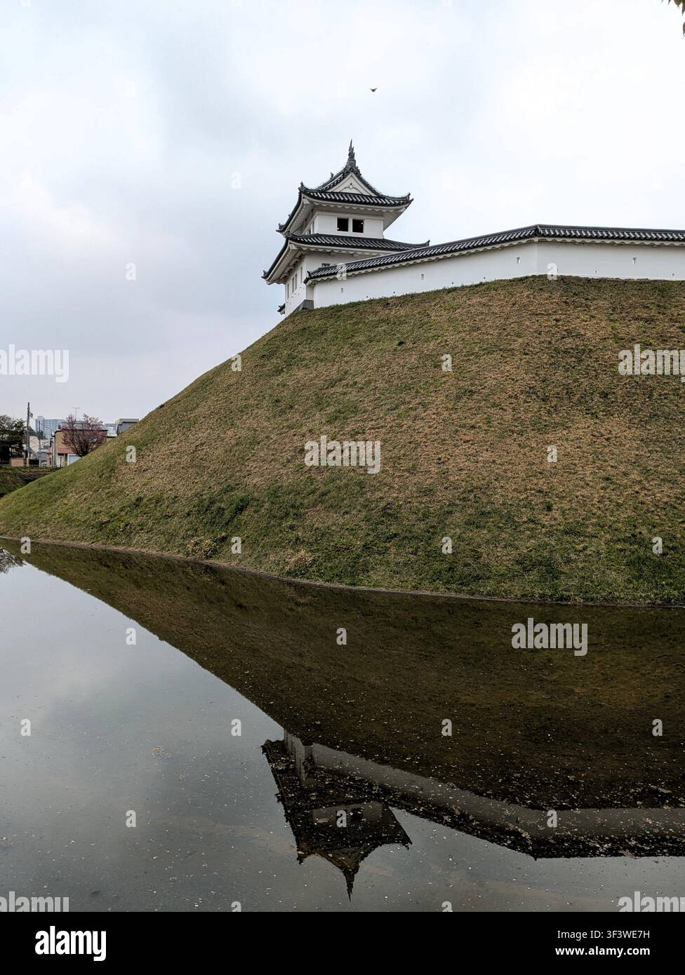 Schloss Utsunomiya und seine Spiegelung im Wasser. Stockfoto