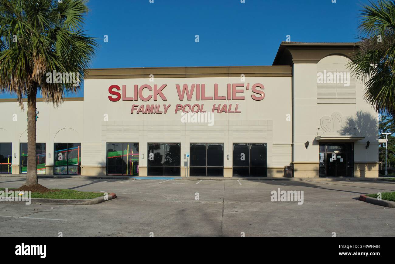 Houston, Texas USA 06-22-2025: Außenansicht des Familien-Poolhall-Geschäfts von Slick Willies. Stockfoto