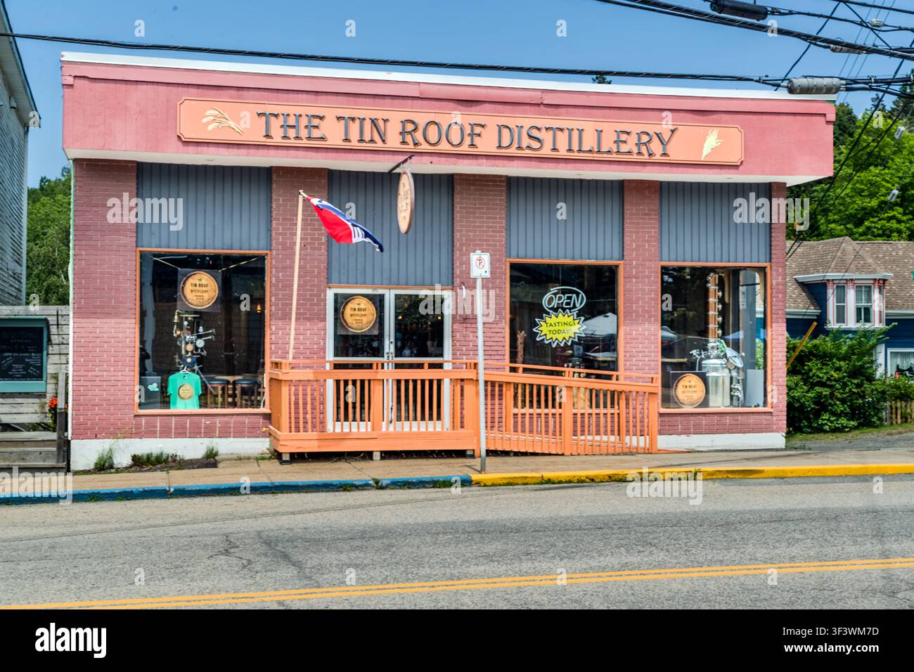 Die Tin Roof Distillery in der Lincoln Street in Lunenburg, Nova Scotia, bietet Verkostungen ihrer Spirituosen an. Diese familiengeführte Destillerie, die 2021 gegründet wurde, befindet sich in einer historischen Blechwerkstatt aus dem Jahr 1907 und produziert Whisky, Gin und Wodka in kleinen Chargen. Lunenburg, Nova Scotia, Kanada Stockfoto