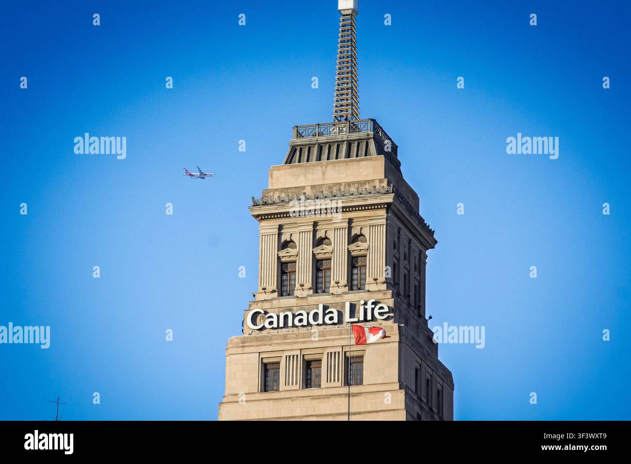 TORONTO, KANADA - 20. DEZEMBER 2016: Canada Life-Schild, das am Firmensitz von Canada Life in Toronto angebracht ist, mit einer kanadischen Flagge an der Fassade, Canada Life Stockfoto