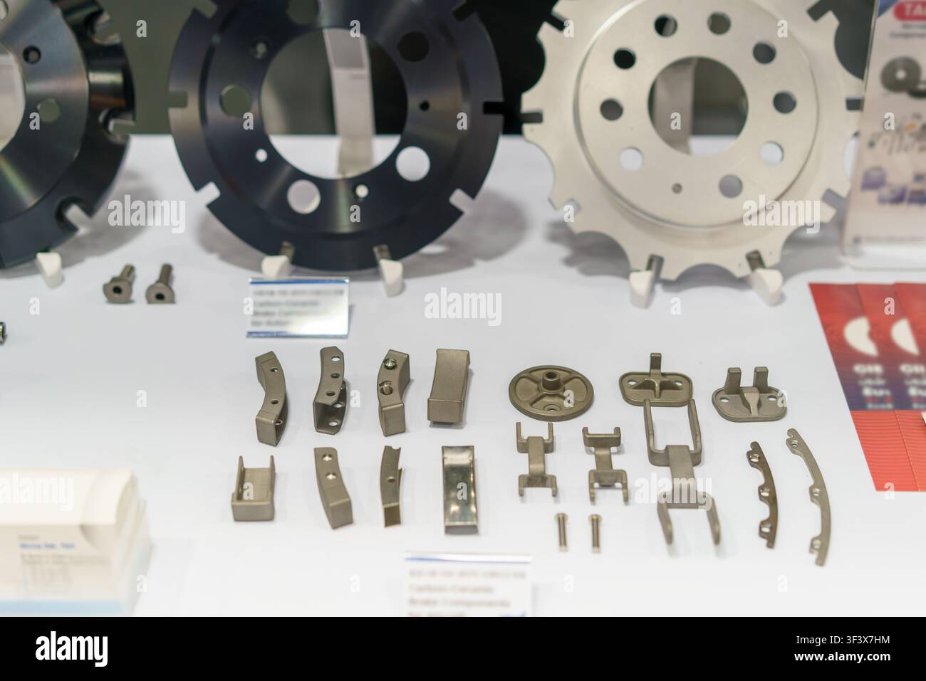Eine Ausstellung verschiedener industrieller Gasdruckregler, Durchflussmesser und Messingmessgeräte, die für Schweiß-, Fertigungs- und Flüssigkeitskontrollsysteme verwendet werden. Stockfoto