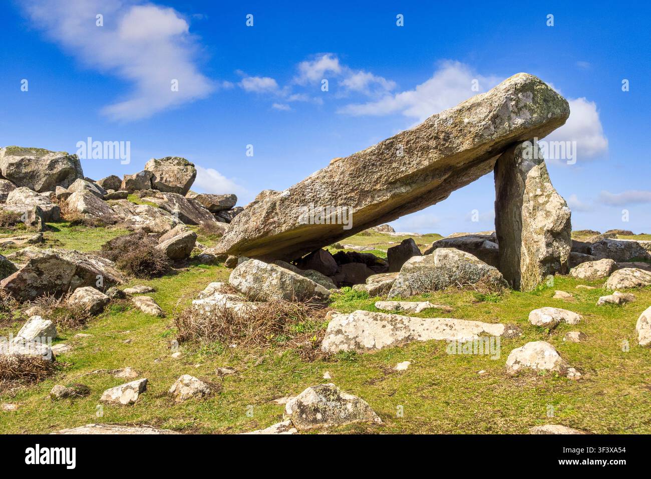 Coetan Arthur, neolithischer Dolmen an St David's Head an der Küste von Pembrokeshire, Wales, an einem hellen Sonnentag, tiefer blauer Himmel. Stockfoto