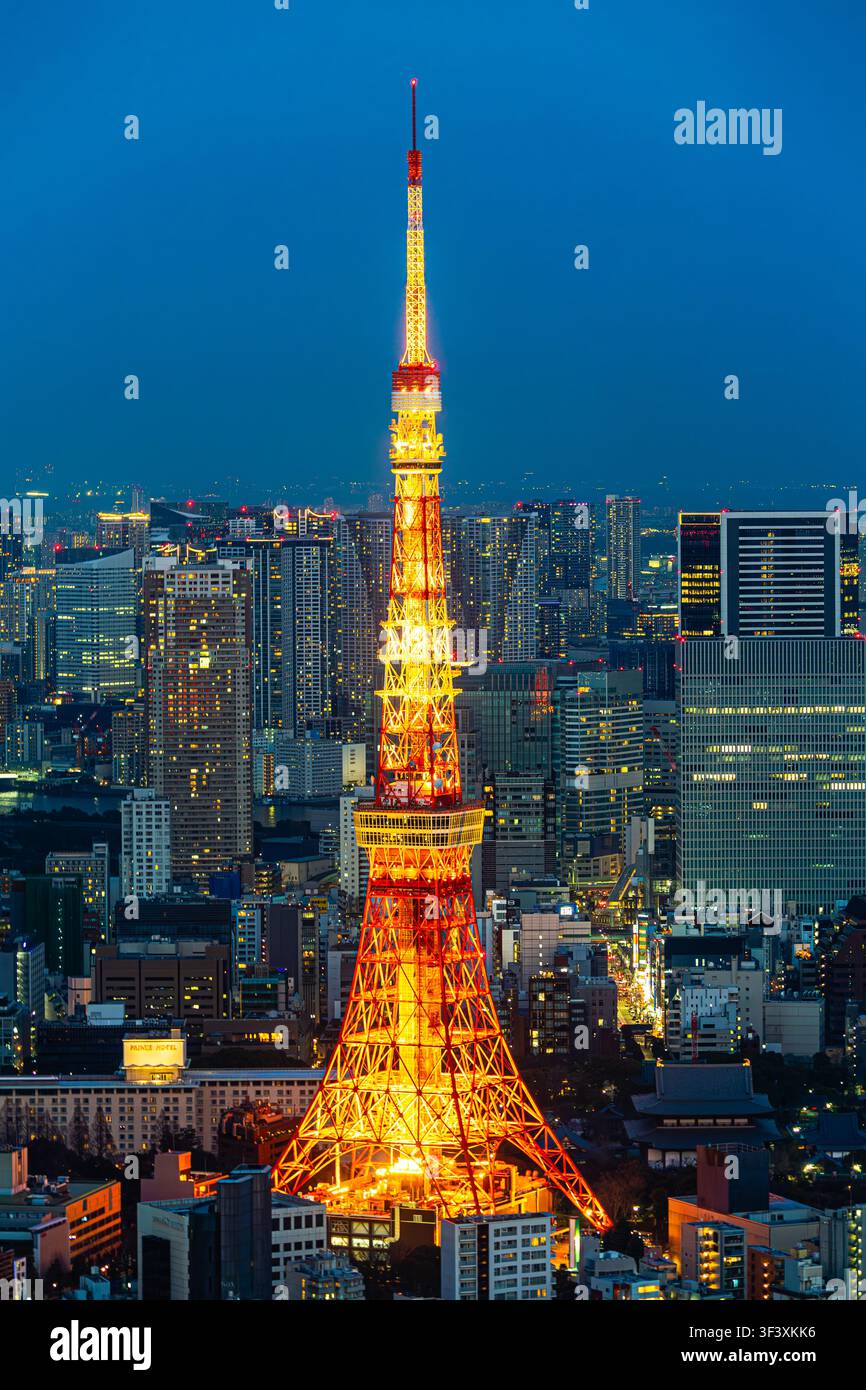 Tages- und Nachtsichten der Tokyoter Skyline und des Tokyo Tower, fotografiert vom Sky Deck des Roppongi Hills Mori Tower in Tokio, Japan. Stockfoto