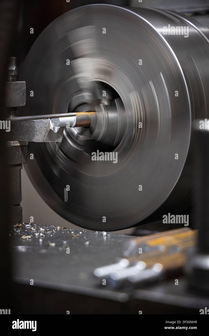 Präzisionsmetallbearbeitung an einer industriellen Drehmaschine in einer Fertigungswerkstatt Stockfoto