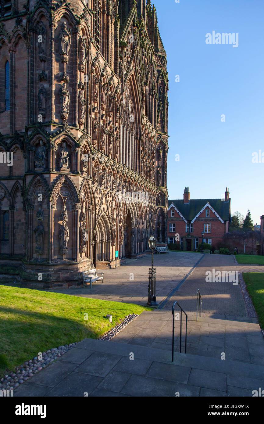 Wintersonne an der Westfront der Kathedrale von Lichfield, einer mittelalterlichen Kirche in Staffordshire, England Stockfoto