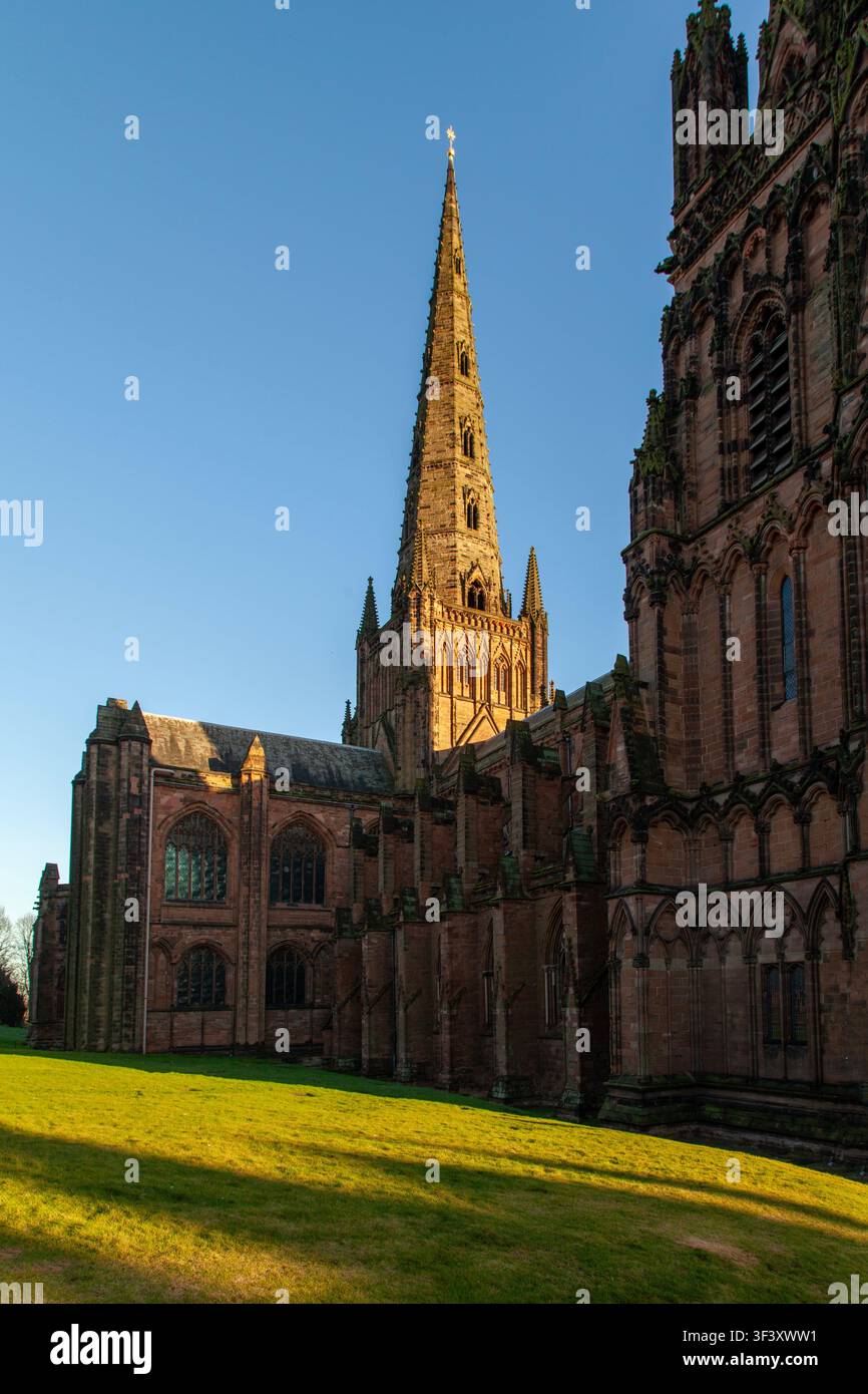Wintersonne auf dem Hauptturm der Kathedrale von Lichfield, einer mittelalterlichen Kirche in Staffordshire, England Stockfoto