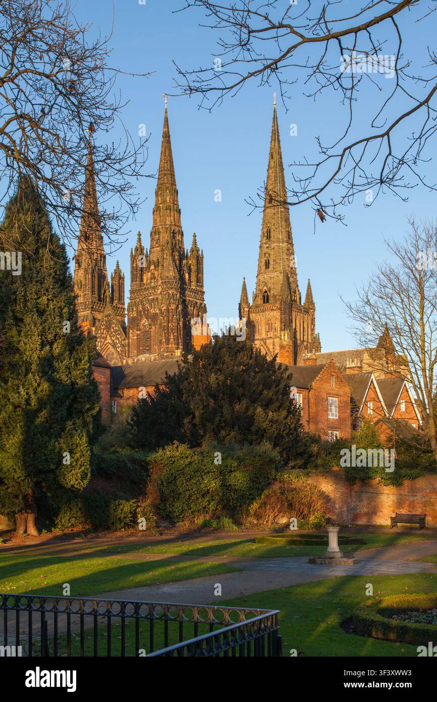 Wintersonne auf den drei Türmen der Lichfield Cathedral, einer mittelalterlichen Kirche in Staffordshire, England Stockfoto
