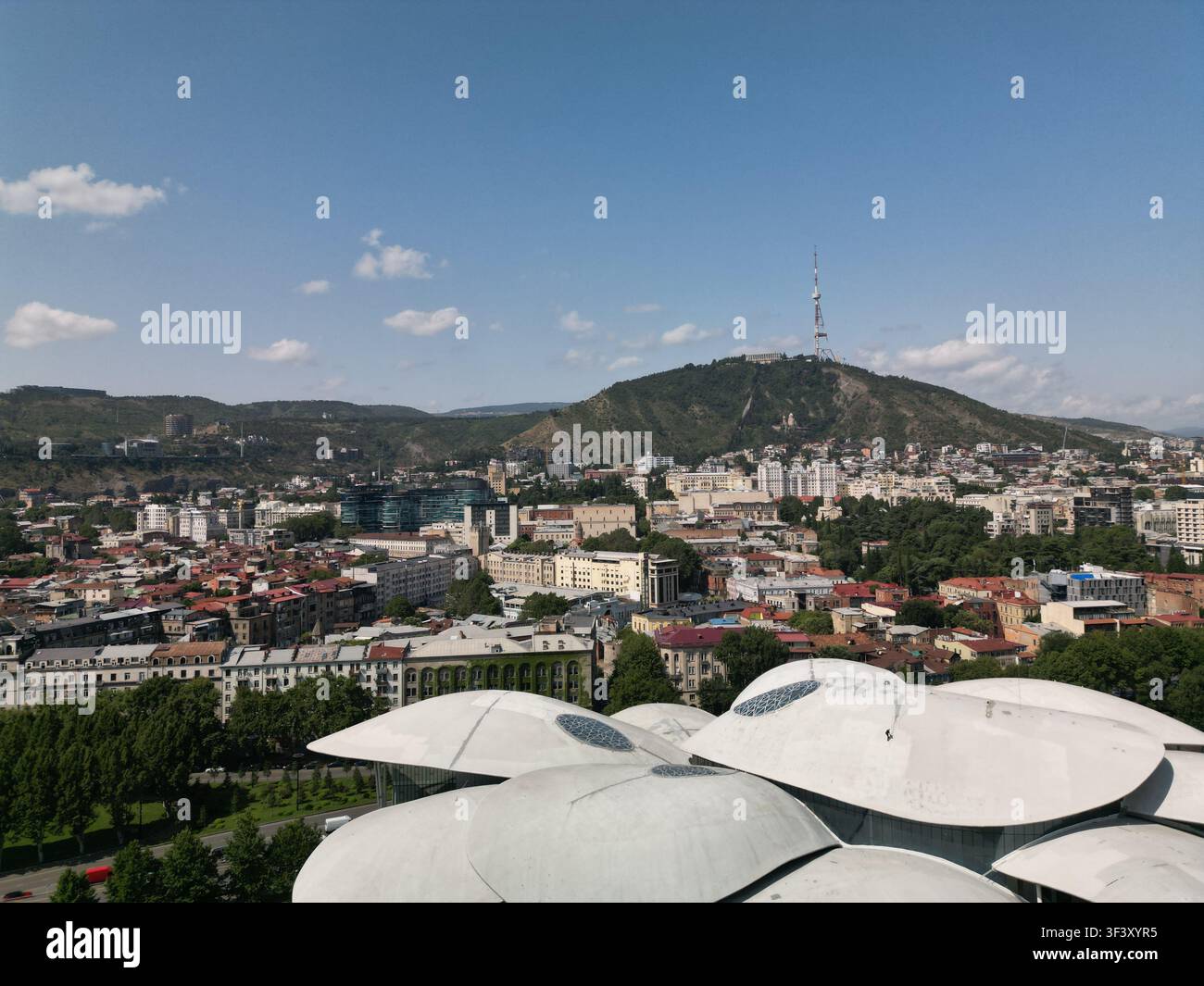 Öffentliches Dienstgebäude-Dach mit dem Berg Mtatsminda in Tiflis, Georgien, Stadtbild Stockfoto