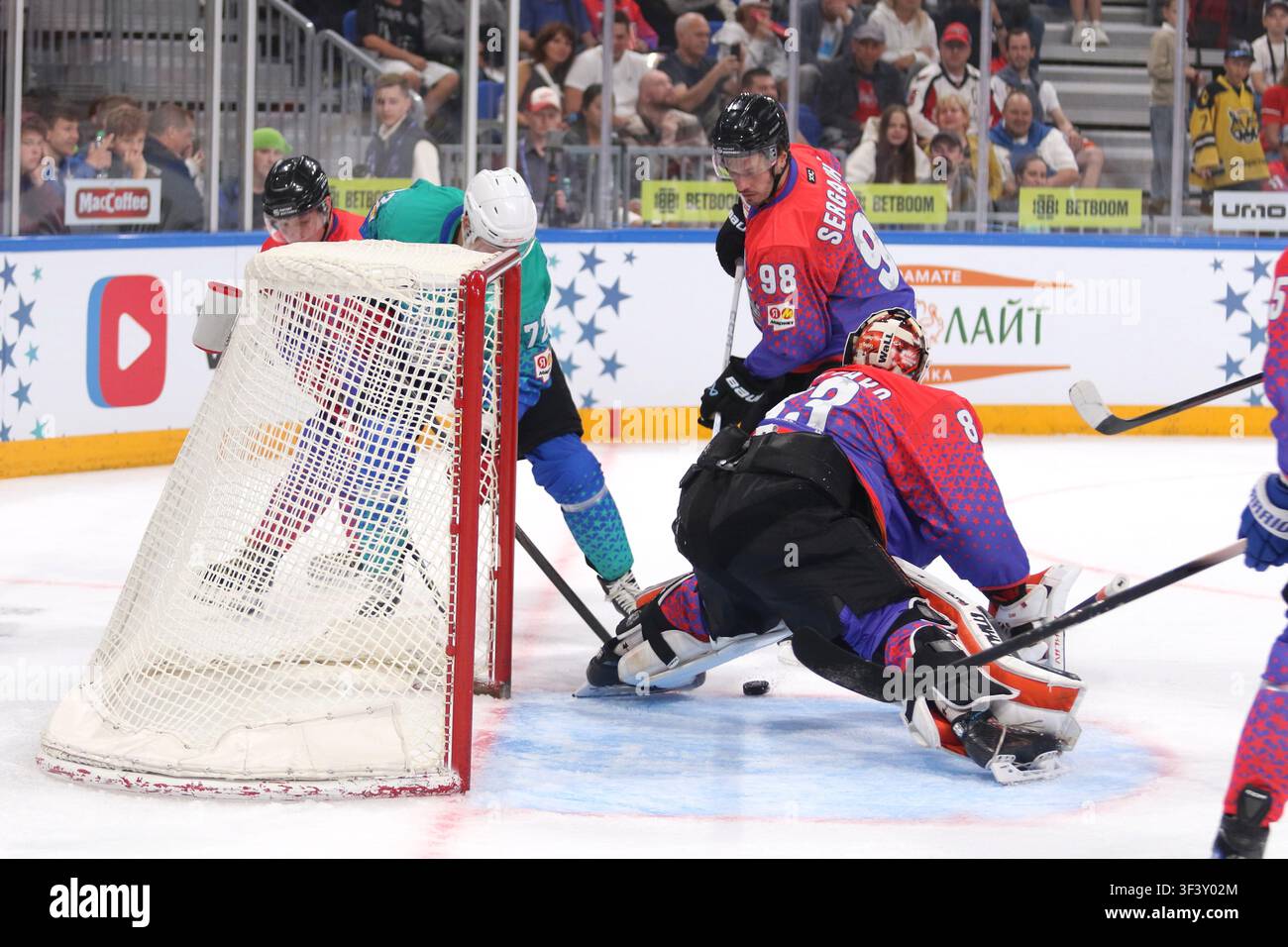 Sankt Petersburg, Russland. 25. Juli 2026. Maxim Dorozhko (83) von Team Sergachev und Maxim Tsyplakov (72) von Team Panarin im Einsatz während des Hockey-All-Star-Spiels 2026 zwischen Team Sergachev und Team Panarin. Das Endergebnis "Team Sergachev" - "Team Panarin", 10:9. Credit: SOPA Images Limited/Alamy Live News Stockfoto