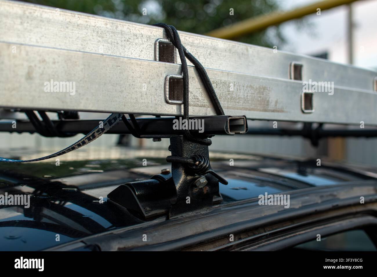 Ausziehleiter, die an einem Autodachträger befestigt ist Stockfoto