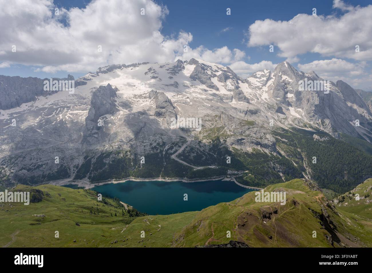 Majestätische schneebedeckte Dolomiten-Bergkette mit türkisfarbenem Alpensee Stockfoto