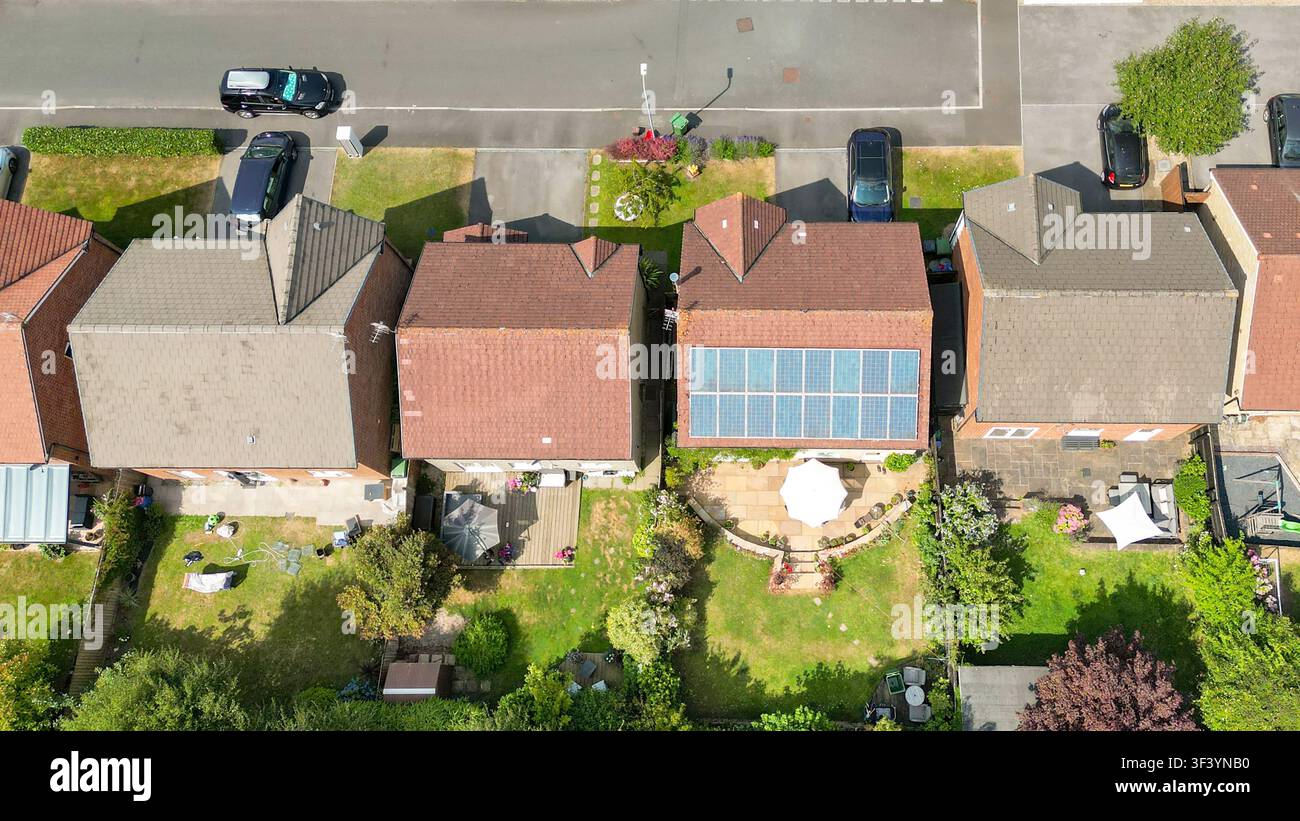Cardiff, Wales, UK - 21. Juli 2026: Haus mit Solarpanelen auf dem Dach in einer Reihe von Einzelhäusern in einer modernen Wohnsiedlung in der Nähe von Cardiff Stockfoto