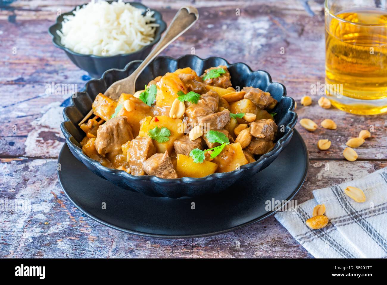 Massaman-Lammcurry mit Kokos und Erdnüssen Stockfoto