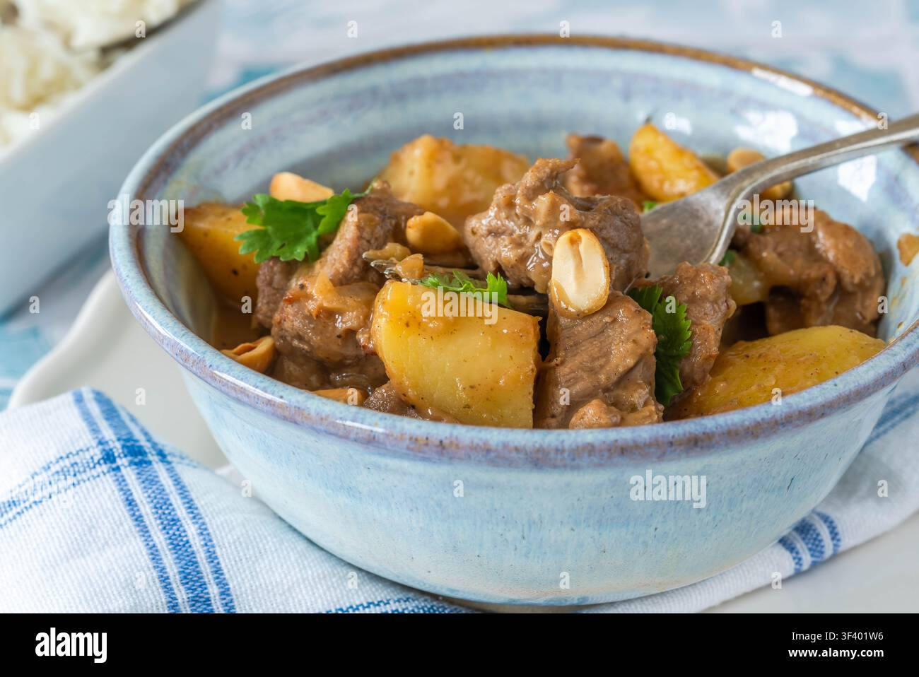 Massaman-Lammcurry mit Kokos und Erdnüssen Stockfoto